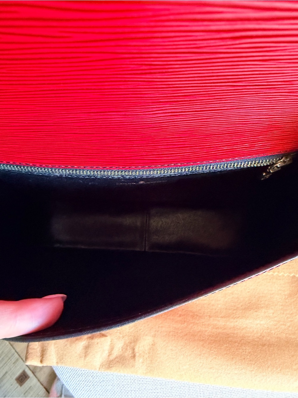 Louis Vuitton Saint Cloud GM Red Epi Leather Crossbody Adjustable Shoulder Strap - Picture 6 of 10